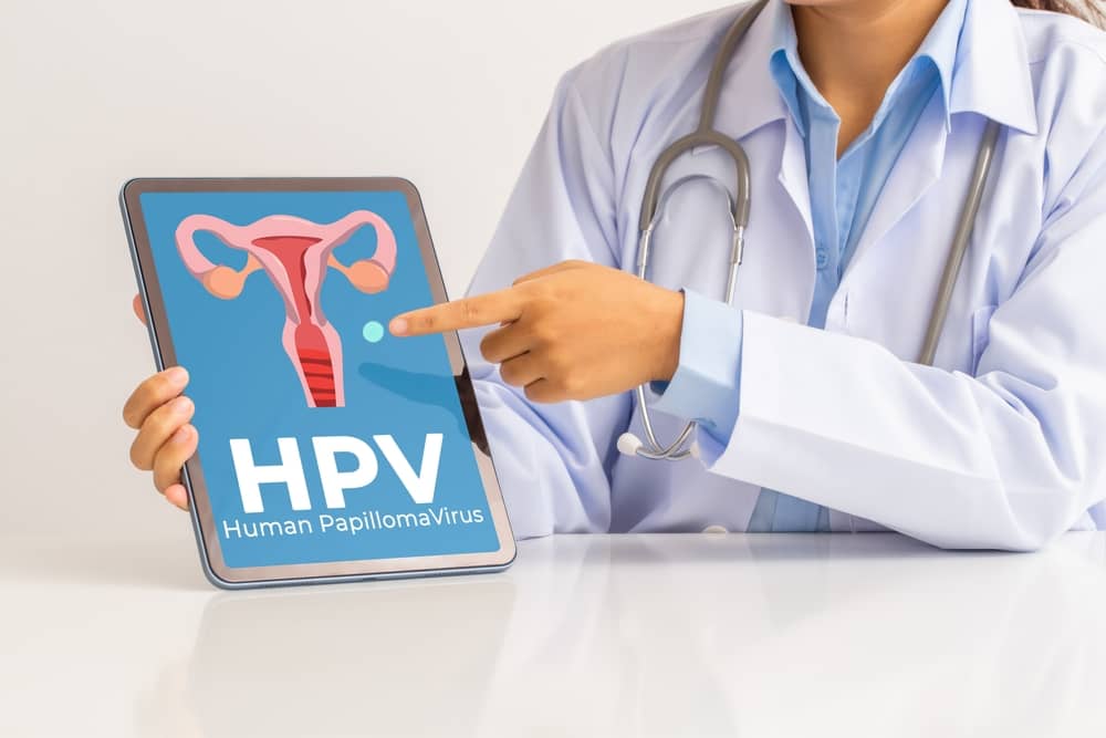 Bác sĩ tư vấn xét nghiệm HPV giúp nhận biết nguy cơ ung thư cổ tử cung